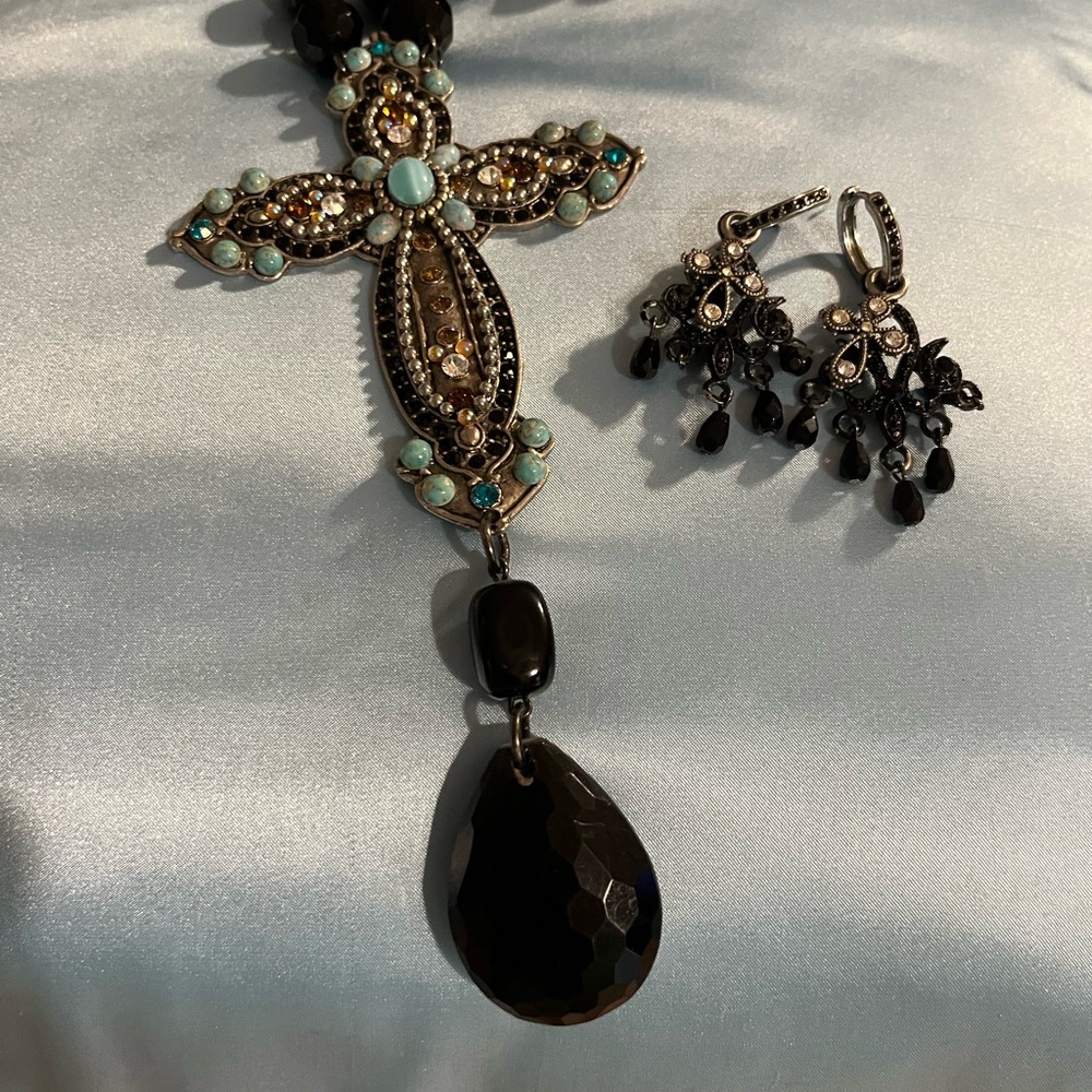 Elegant Black Beaded Necklace and Earring Set - Picture 2 of 4